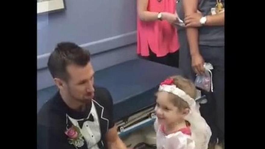 Esta pequeña de 4 años tiene cáncer y se ha casado con su enfermero favorito en una adorable ceremonia