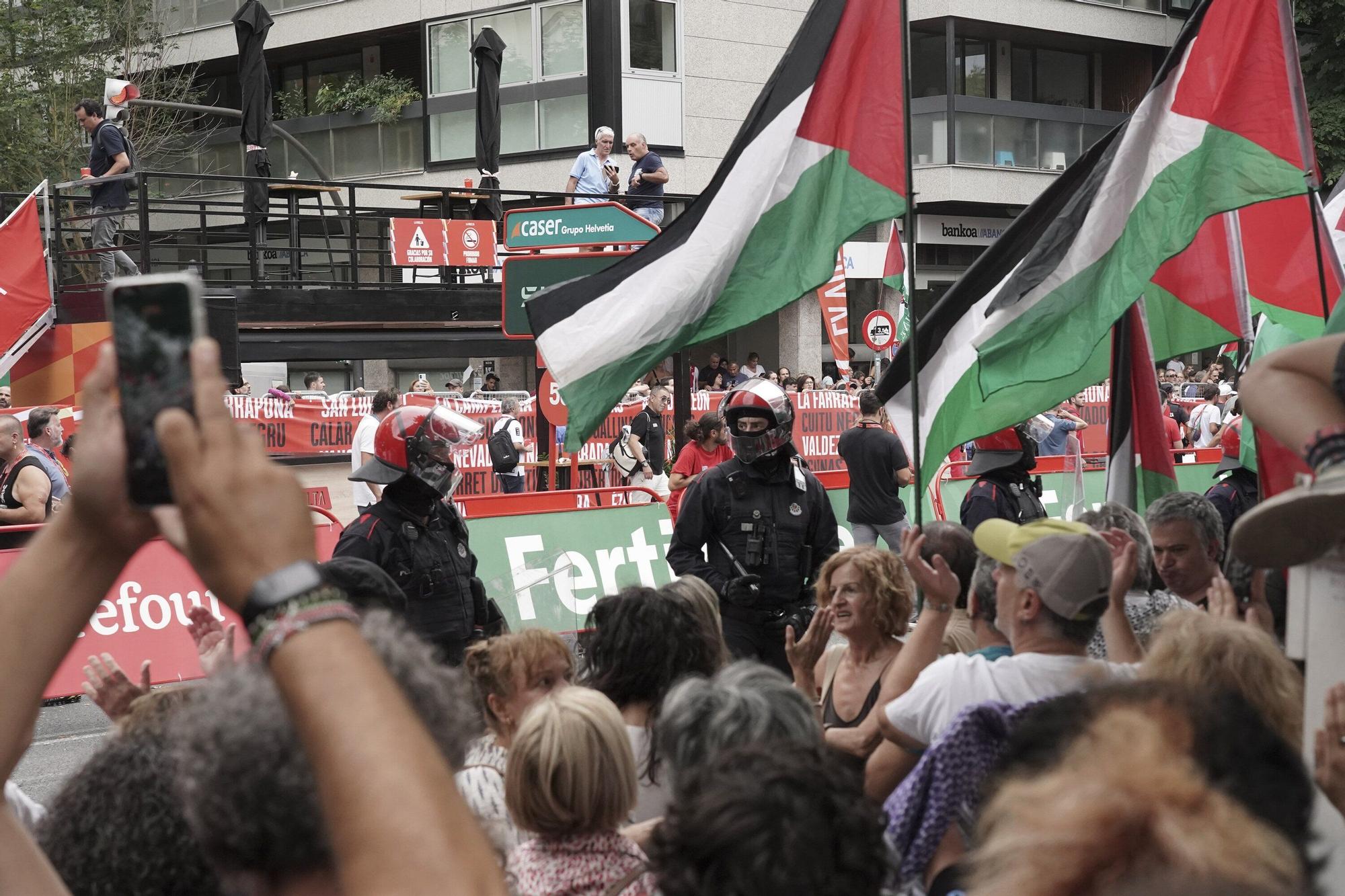 En imágenes: protesta contra el Israel al paso de la La Vuelta por Bilbao