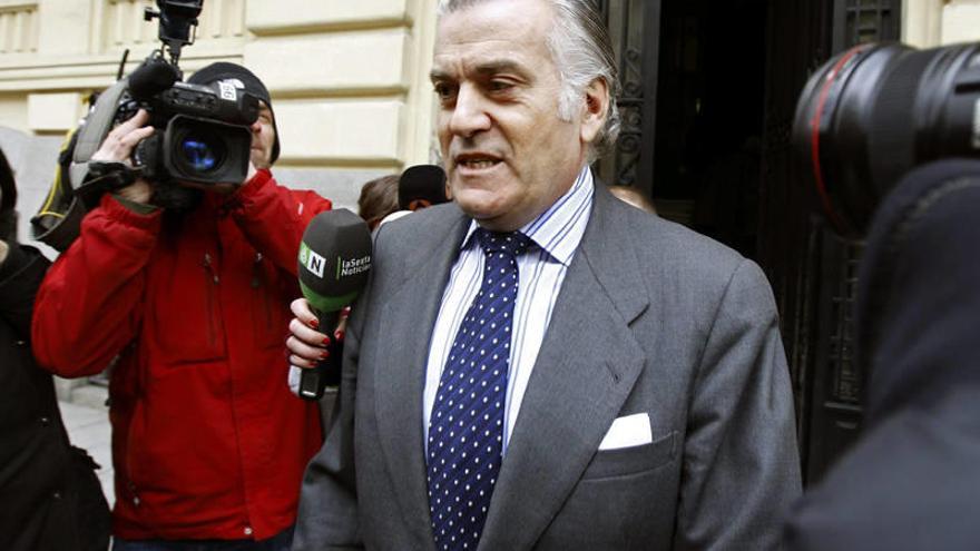 Luis Bárcenas, saliendo de su domicilio para montarse en un automóvil que le esperaba.