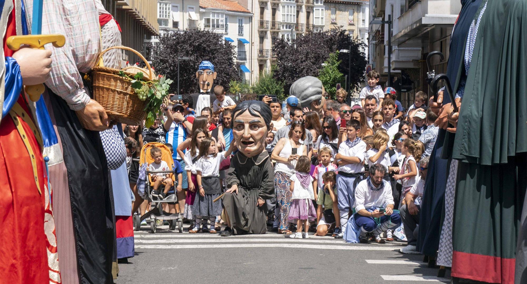 En imágenes: la comparsa de gigantes y cabezudos se despide de La Blanca 2025