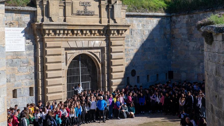 800 estudiantes siguen los pasos de los presos fugados del Fuerte de San Cristóbal