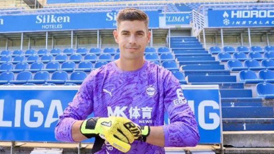 Raúl Fernández posa con su nueva camiseta en Mendizorroza
