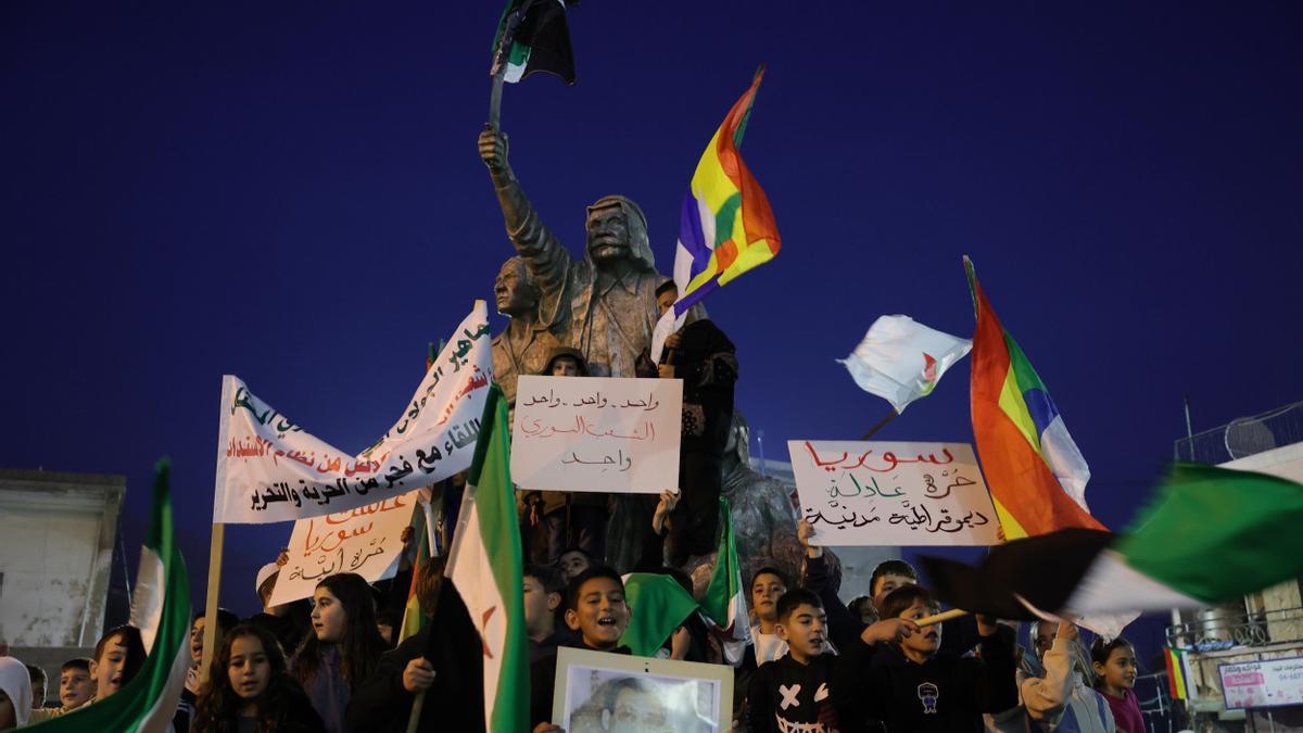 Un grupo de personas celebran la caída del régimen de Al Asad en los Altos del Golán.