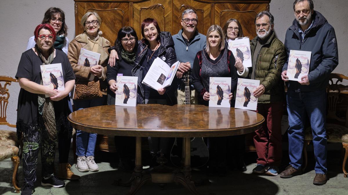 Escritoras/es y artistas, durante la presentación del poemario.