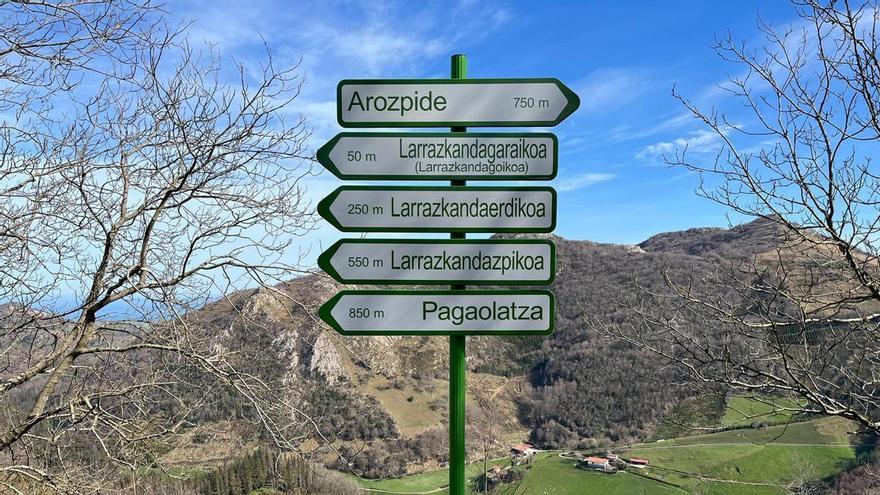 Azkoitia mejora la señalización de los caseríos del barrio de Madariaga