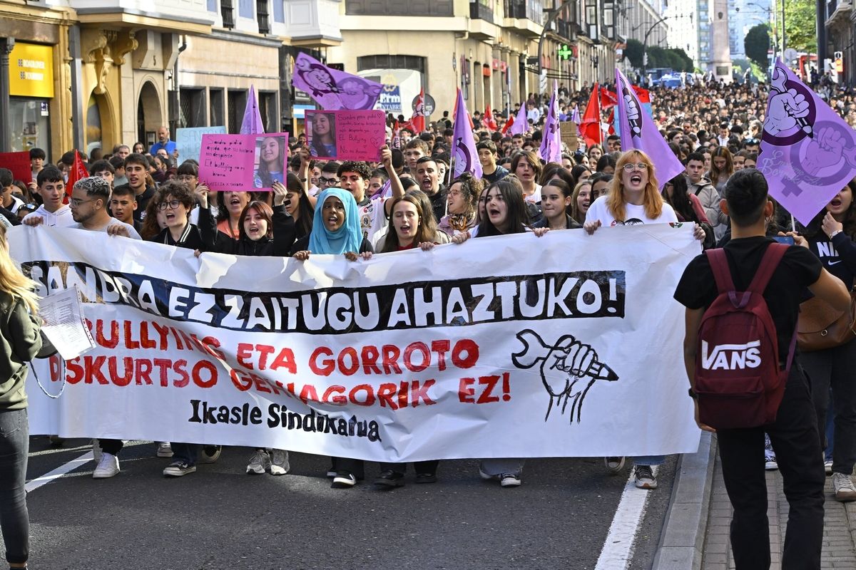 Estudiantes salen a la calle en Bilbao contra el 'bullying'