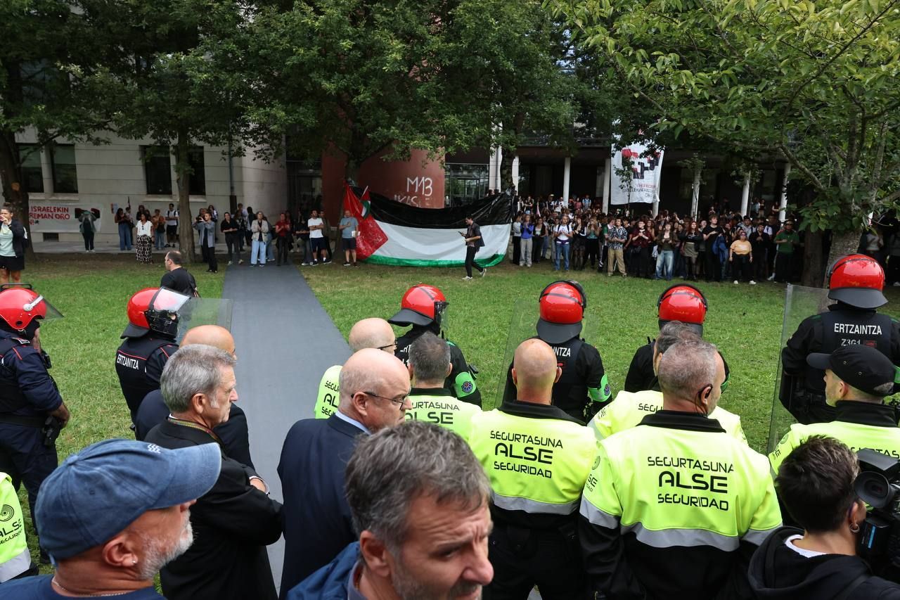 Momentos de tensión en la EHU por una protesta de jóvenes en favor de Palestina