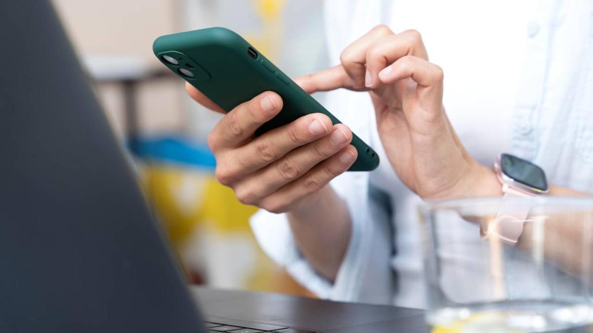 ¿Se puede prohibir el usar el teléfono móvil en el trabajo?