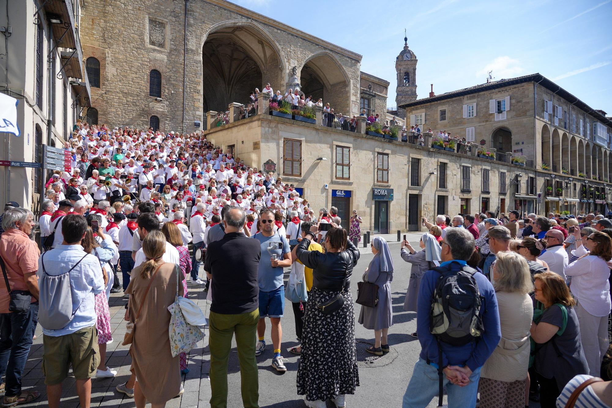 En imágenes: Los auroros despiertan a Vitoria con sus canciones