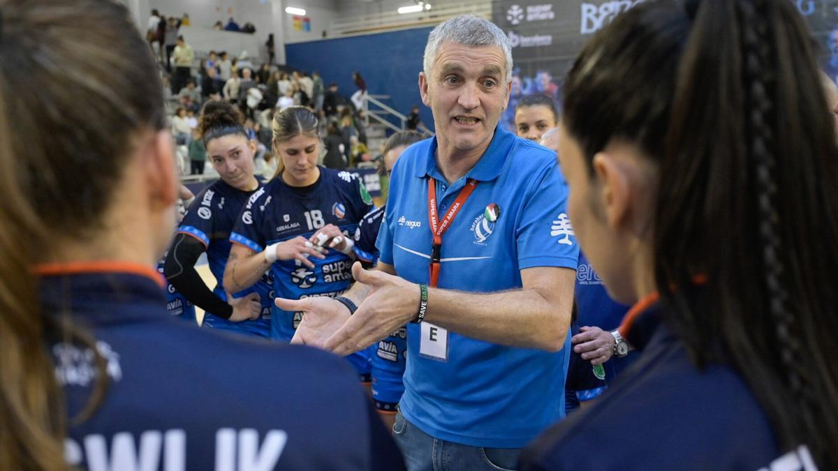 Imanol Álvarez da explicaciones durante el encuentro ante el Granollers.