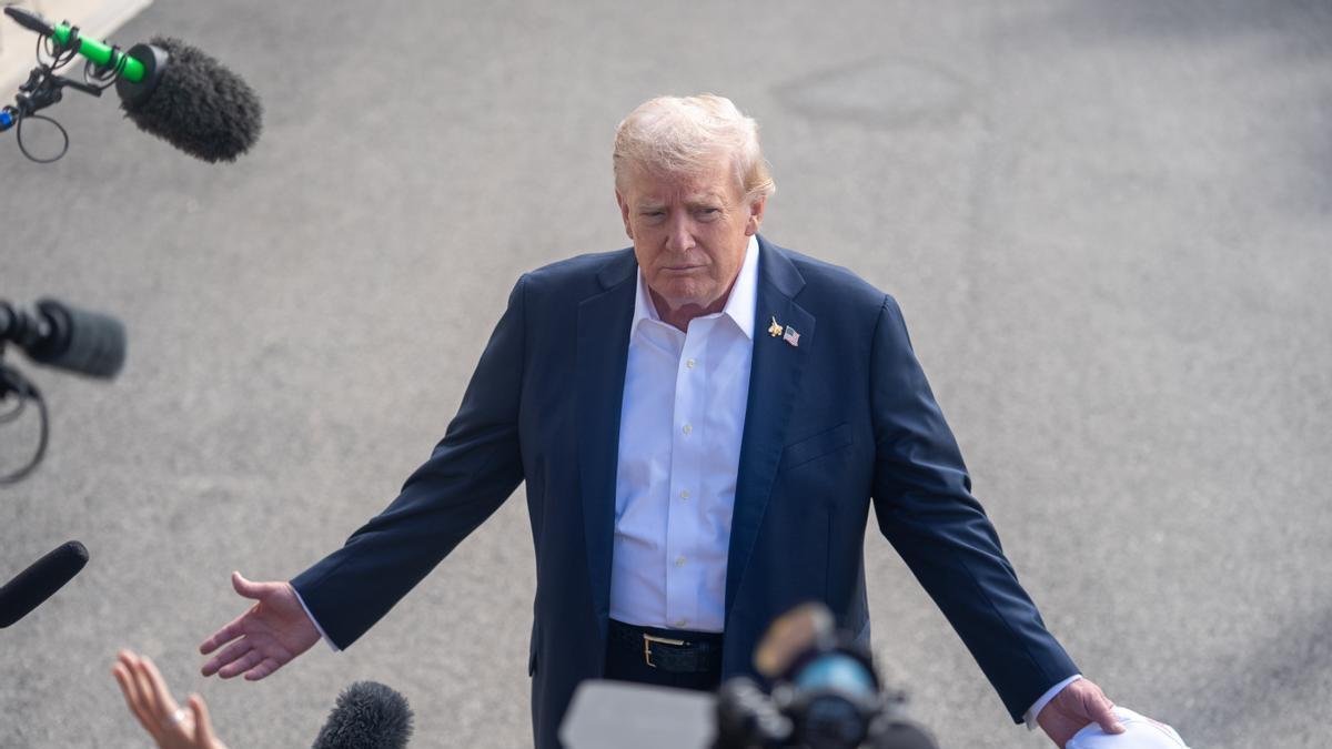 El presidente estadounidense, Donald Trump, atiende a la prensa en la Casa Blanca.