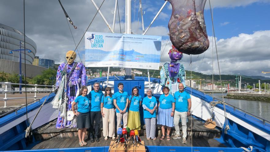 Amarra en Bilbao el barco ‘Mater’ para concienciar sobre las basuras en el mar
