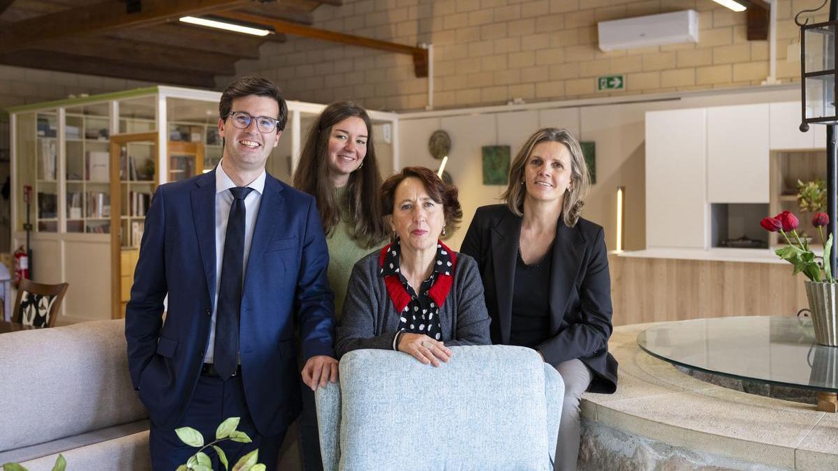 De izda a dcha: el director general, la técnica de CEIN, Iratxe López; la responsable de Allo Mobiliario, Elena Arellano; y la responsable del Área de creación de empresas de CEIN, Pilar Tellechea.