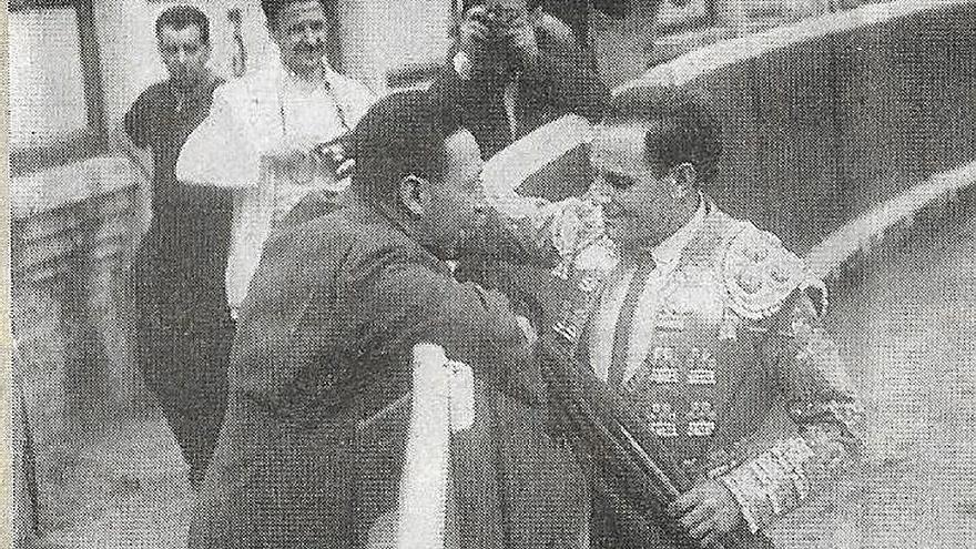 Rafael Ortega brindando el toro al doctor Juaristi.