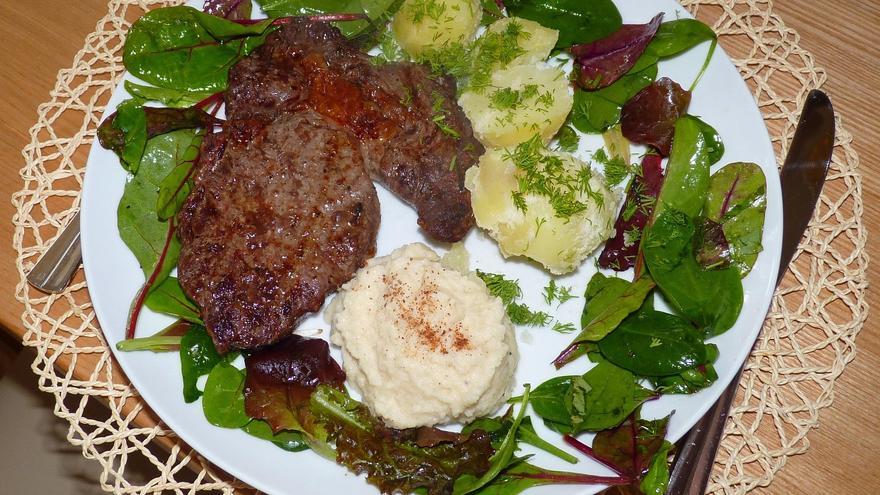 Consultorio de nutrición: ¿Es mejor cenar poco para adelgazar?