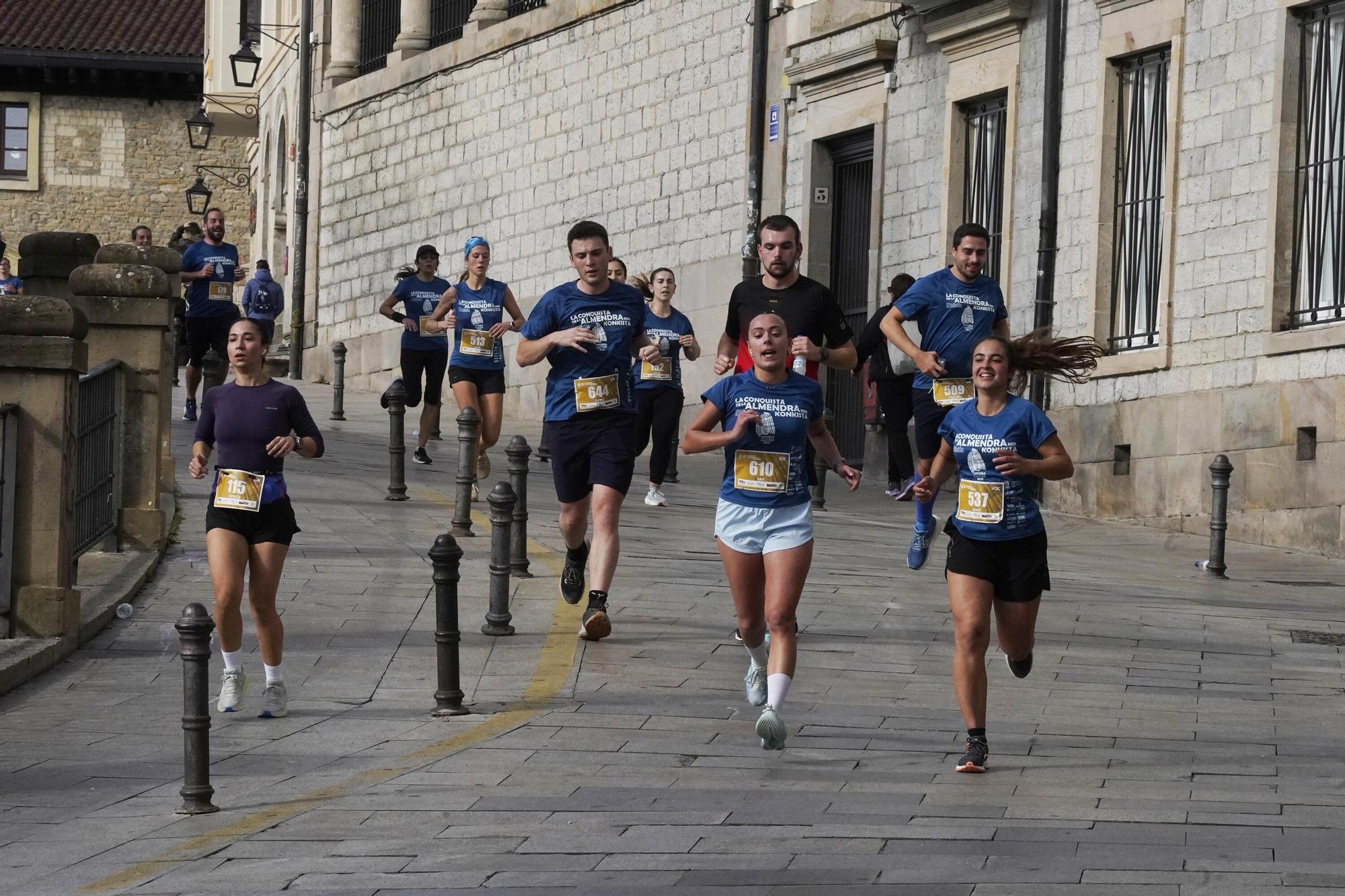 En imágenes: Miles de personas conquistan la Almendra de Gasteiz