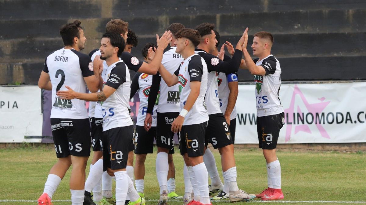Los jugadores del Tudelano celebran el único gol del partido.