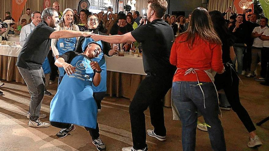 Durante la prueba final también hubo momentos para jugar y disfrutar, por ejemplo haciendo el limbo.