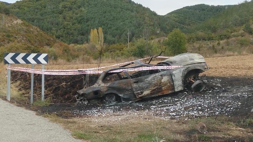 Se incendia un coche tras chocar contra una acequia en Gallués