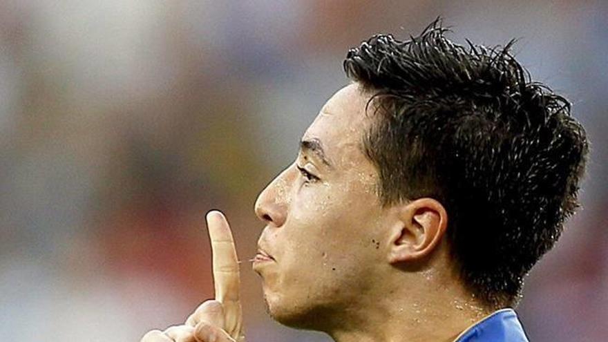 El futbolista francés Samir Nasri mientras celebra tras marcar para empatar el partido a un gol durante el enfrentamiento contra Inglaterra.