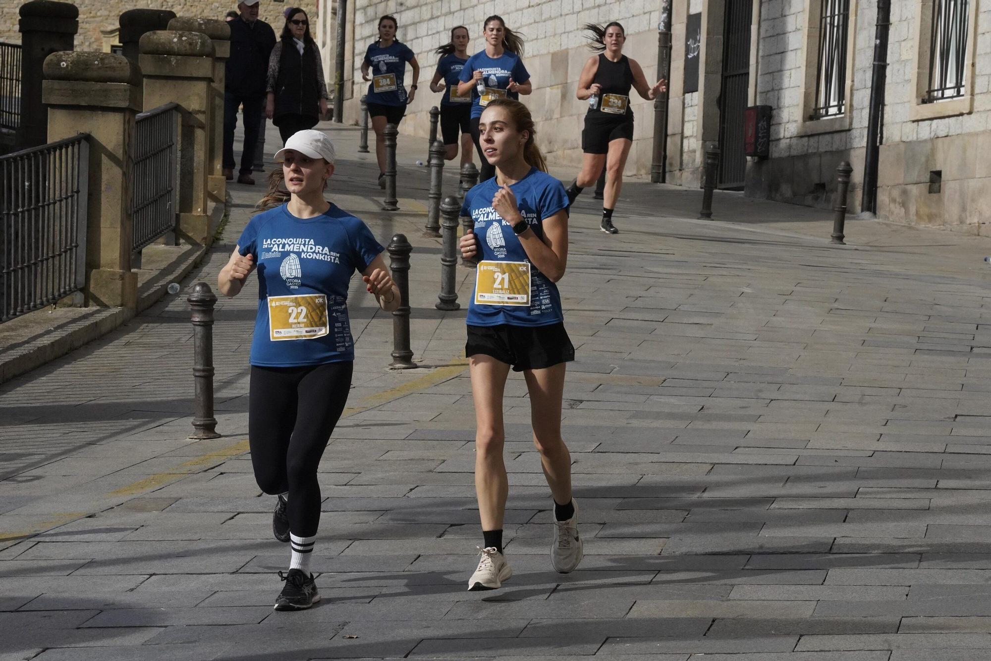 En imágenes: Miles de personas conquistan la Almendra de Gasteiz