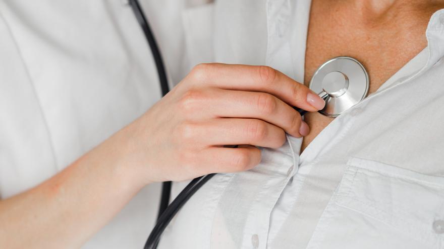 La solución de un cardiólogo para evitar los ictus e infartos: solo debes añadir esto a tu dieta