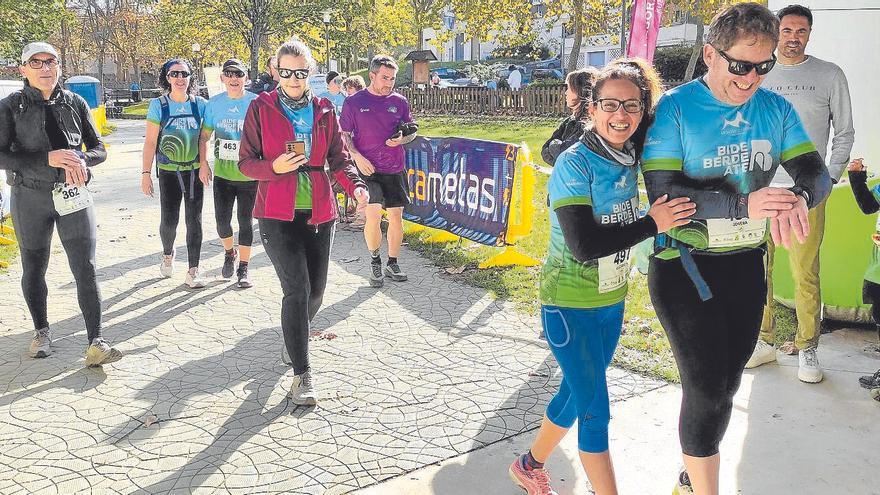 Más de 500 personas por la vía verde en las marchas a pie del evento Bideberdeate