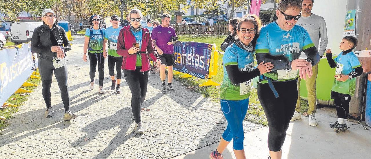 En imágenes: más de 500 personas por la vía verde en las marchas a pie del evento Bideberdeate
