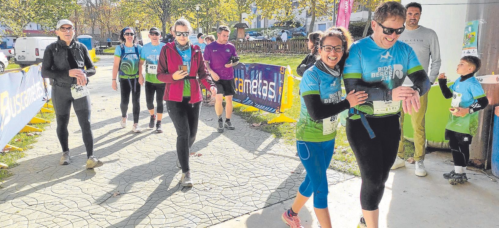 Llegada a meta en el frontón de Santa Ana de Sopuerta. El itinerario largo salió de Zierbena y, el corto, de Artzentales