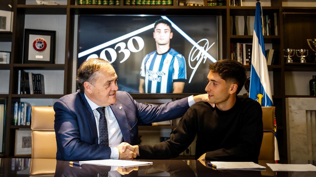 Aperribay estrecha la mano de Gorrotxategi, en Anoeta.