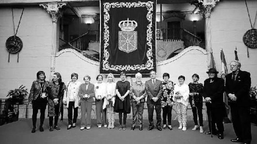 De izquierda a derecha: Uxua López, Ana Díez, Mauri Lasa, Rosario, María Antonia y María Pilar Frías, Uxue Barkos, Mirentxu Oyarzabal, Carlos Gorritxo, Mari, Julia y Manoli Arza, Juan José Jiménez y Juan Antonio Urbeltz.