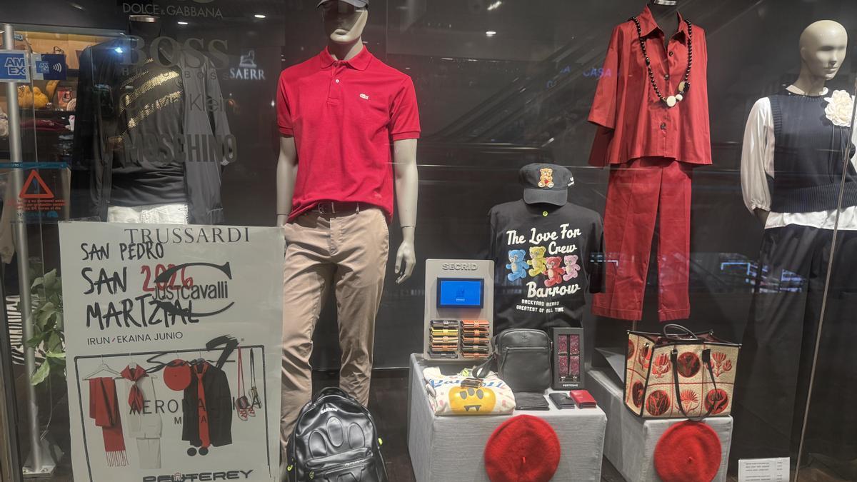 Con sus escaparates y pasillos ya decorados en los tradicionales blanco y rojo desde finales de mayo, Mendibil se anticipa a los días grandes de la ciudad y da así el pistoletazo de salida a su programación especial