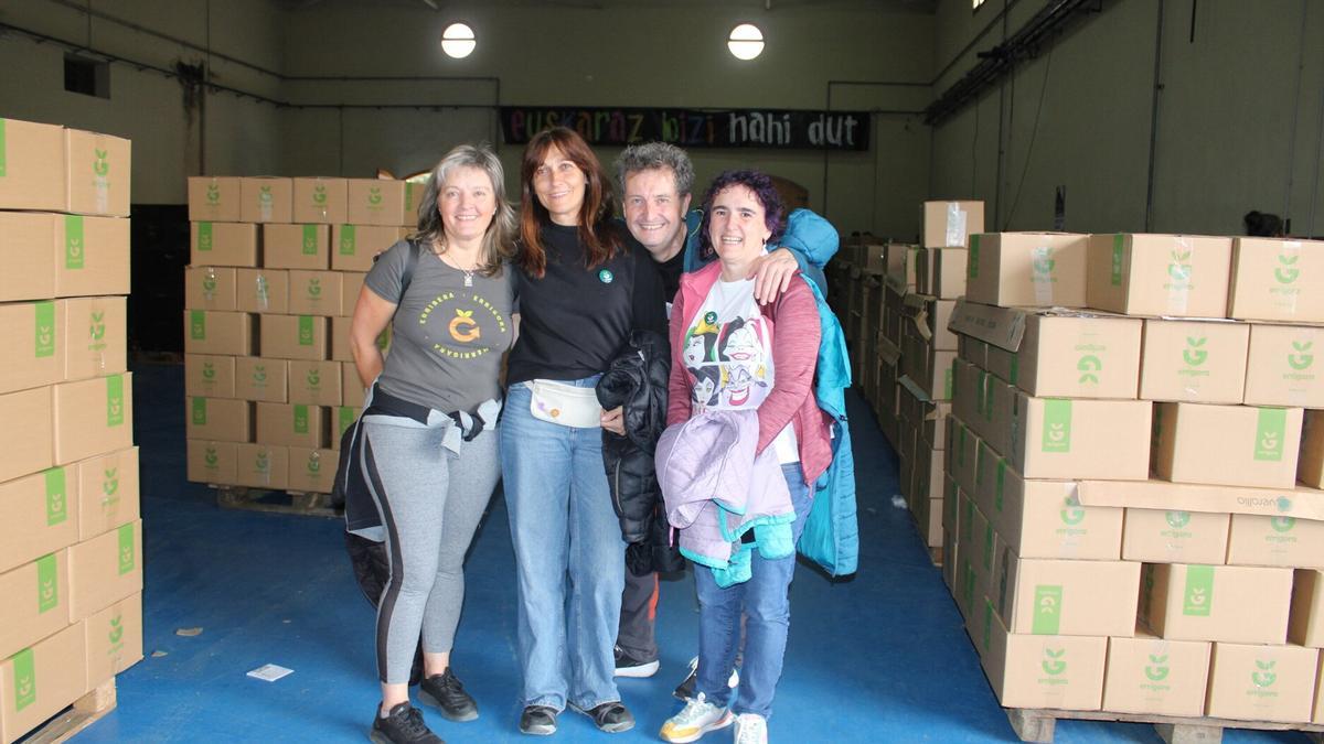 Algunos de los colaboradores en el llenado de cajas.