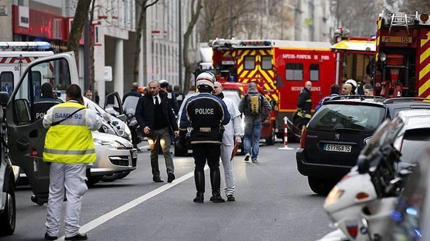 Policías y miembros de los servicios de emergencia congregados en el lugar tras el tiroteo registrado en Mntrouge, al sur de París