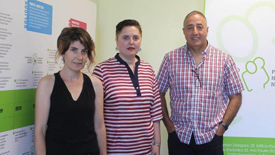 De izda a dcha, Cristina Illescas, Pepa Palacios y Alfonso Arana, ayer en la presentación de la memoria de 2017 de Proyecto Hombre Navarra.