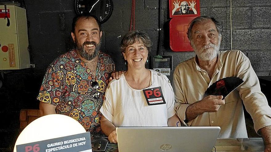 Karmelo Usategi, diseñador del espacio sonoro de ‘Urte Berri Off’, con Nora Barea y su padre, Ramón, hombre de teatro.