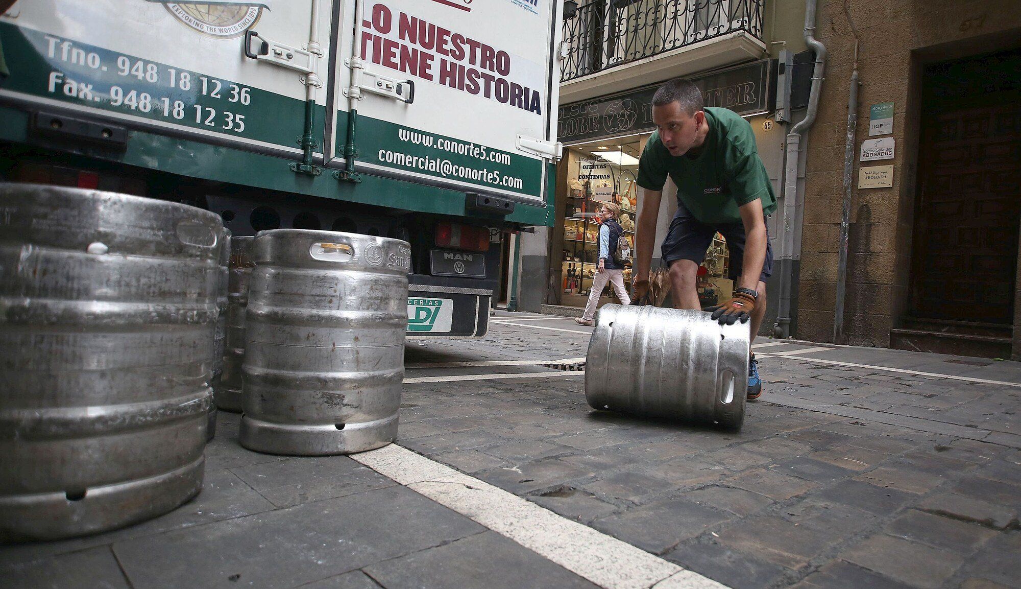 Los bares del Casco Viejo llenan sus despensas en la víspera del 6 de julio