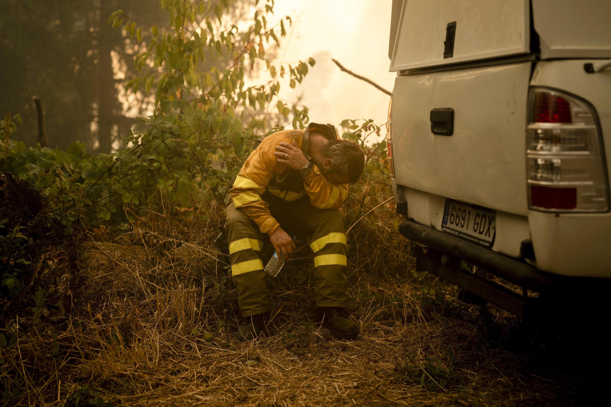 Los incendios no dan tregua en Ourense: los vecinos trabajan en labores de extinción del fuego de Carballeda de Avia