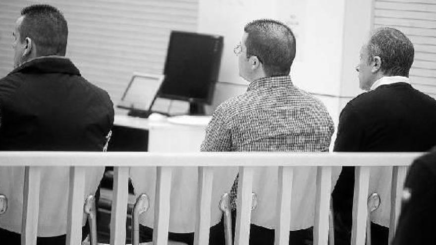 Los tres condenados durante una de las sesiones del juicio celebrado en la Audiencia de Gipuzkoa.
