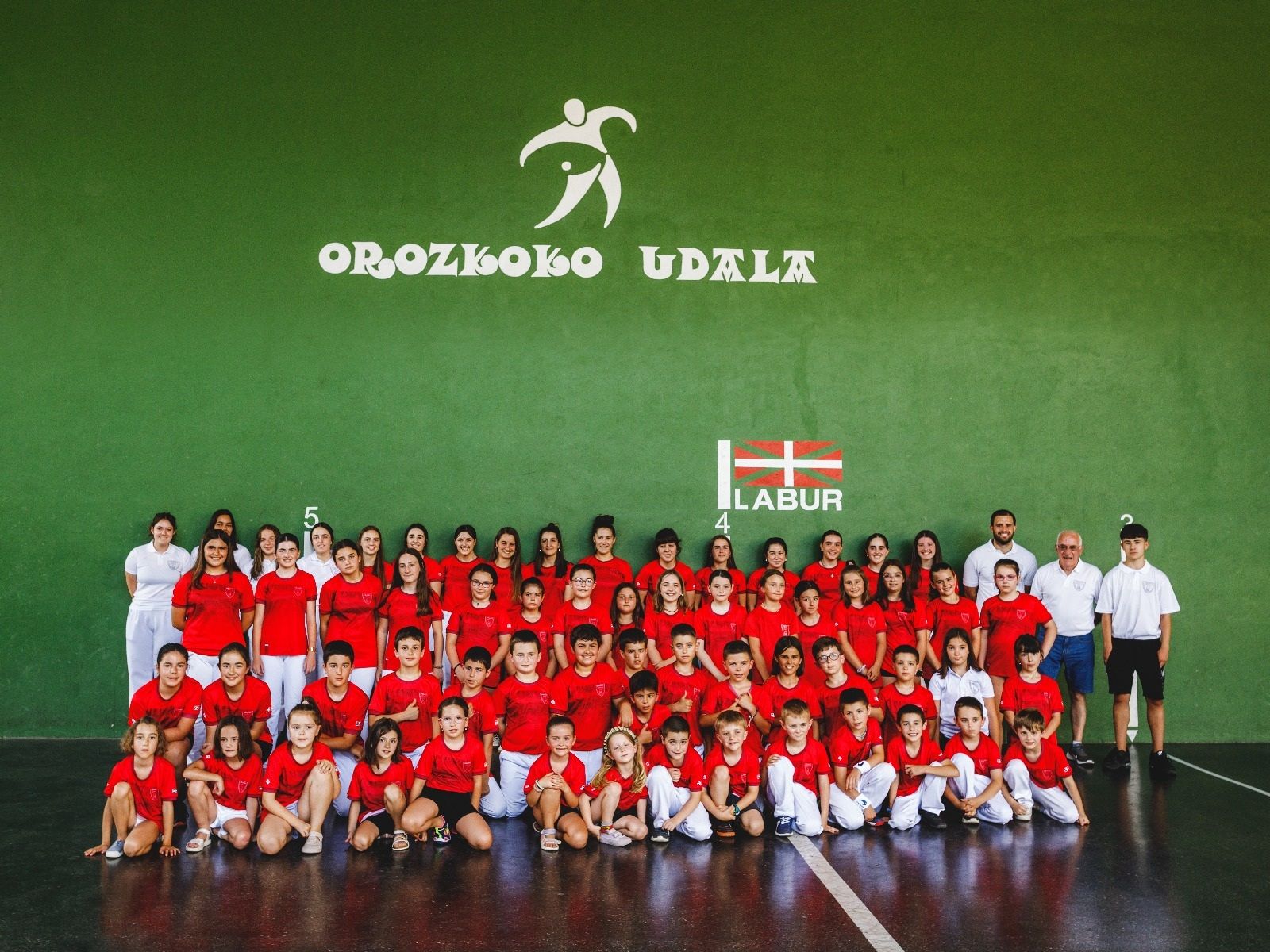 Ya sea en las instalaciones del polideportivo o en la trasera de la Casa Consistorial, Olgetan Euskal Pilota lleva ya dos décadas impulsando diferentes modalidades de pelota en Orozko.