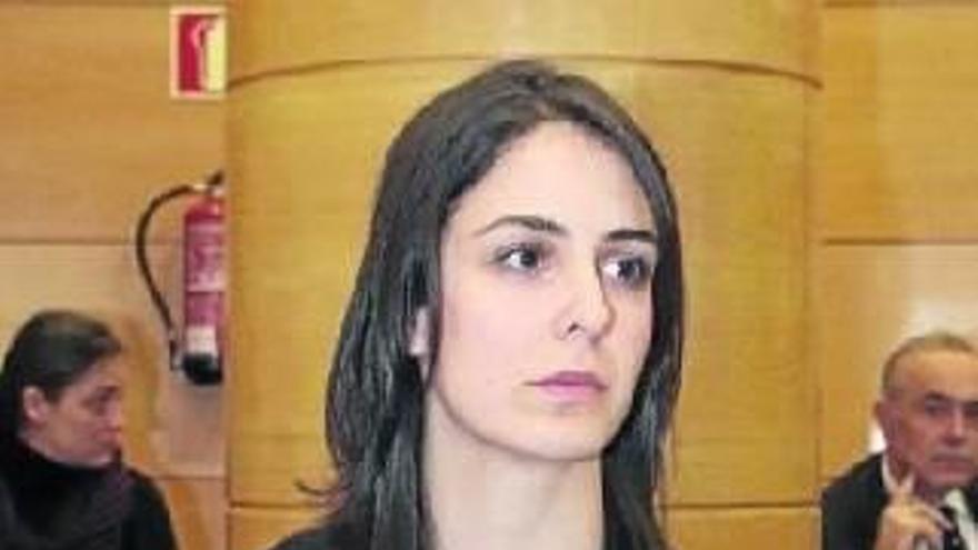 El diputado Juanma del Olmo (i) con Iglesias (c) y Echenique (d).