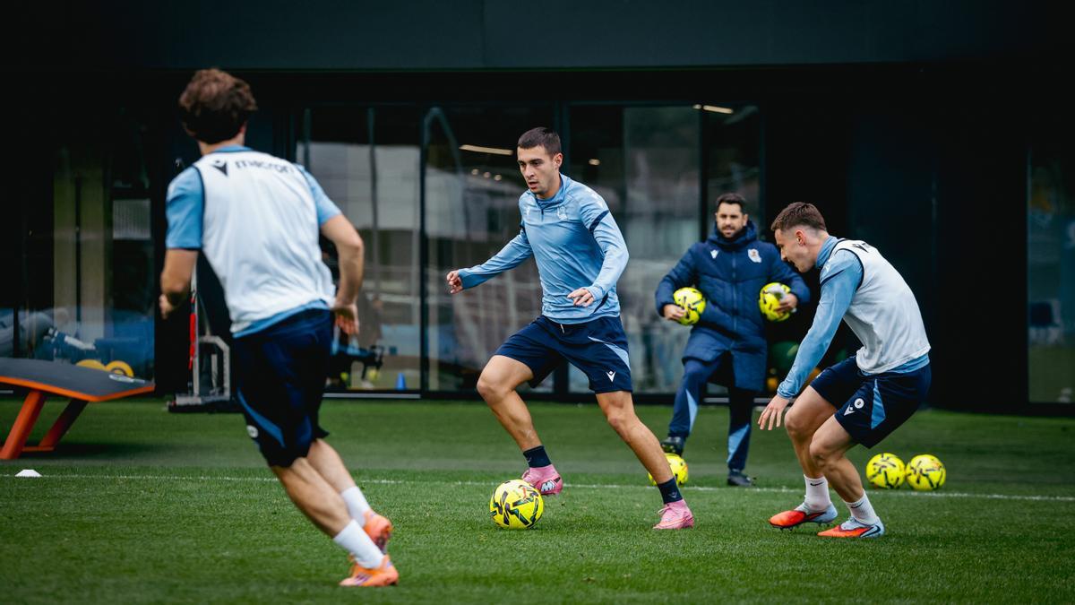 Jon Karrikaburu, ante Odriozola (de espaldas) y Turrientes durante un entrenamiento de la presente semana.