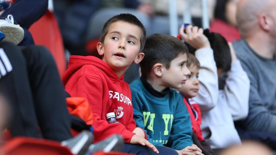Sol y calor en la grada de El Sadar. ¡Búscate en nuestra galería!