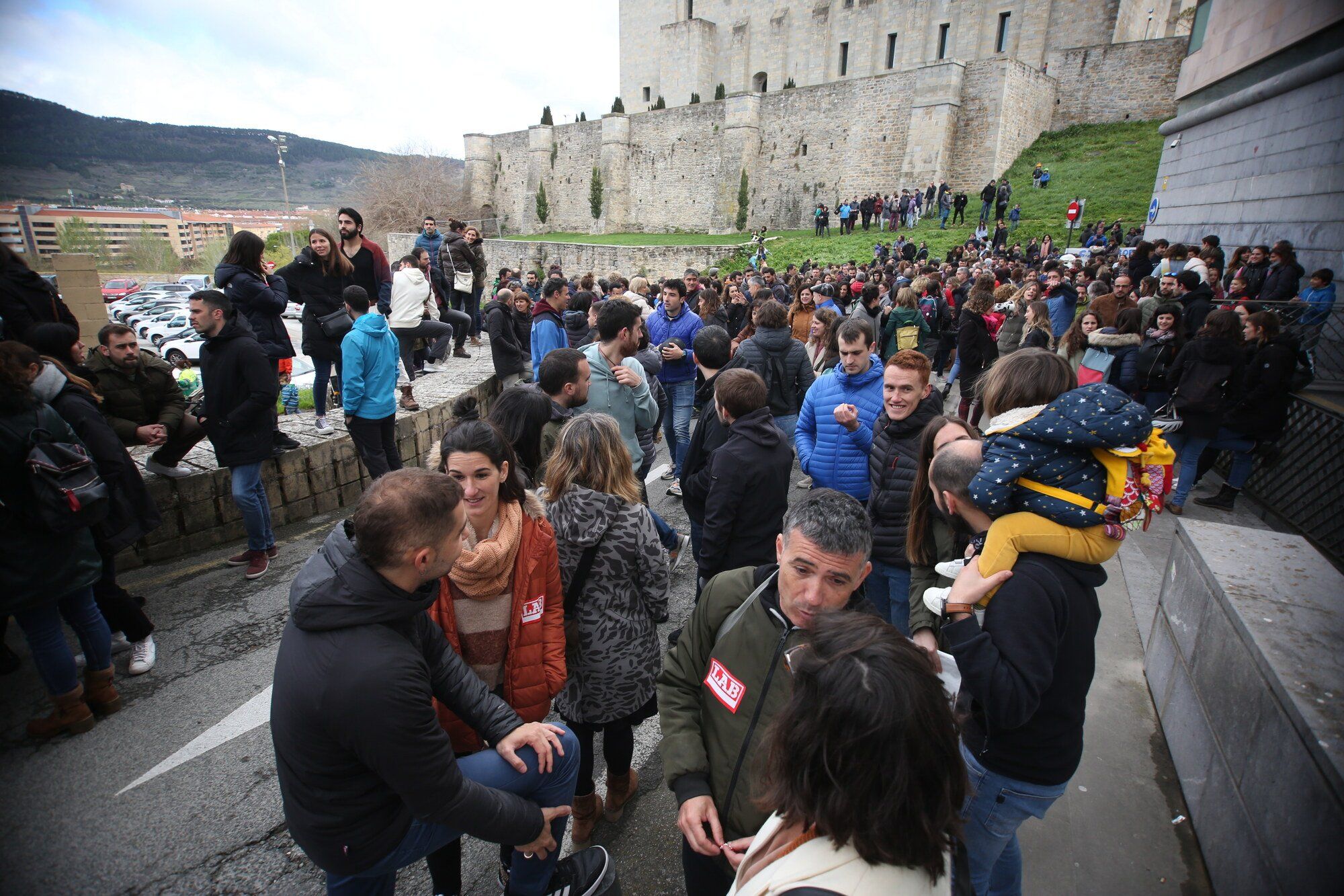 Huelga en la enseñanza pública de Navarra: concentración ante Educación