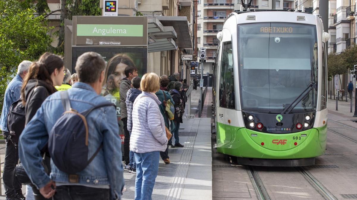 Gente esperando al tranvía de Vitoria