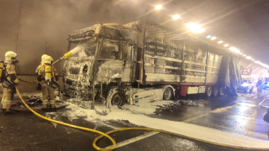 Un camión se incendia y provoca el corte total de la AP-8 en Astigarraga