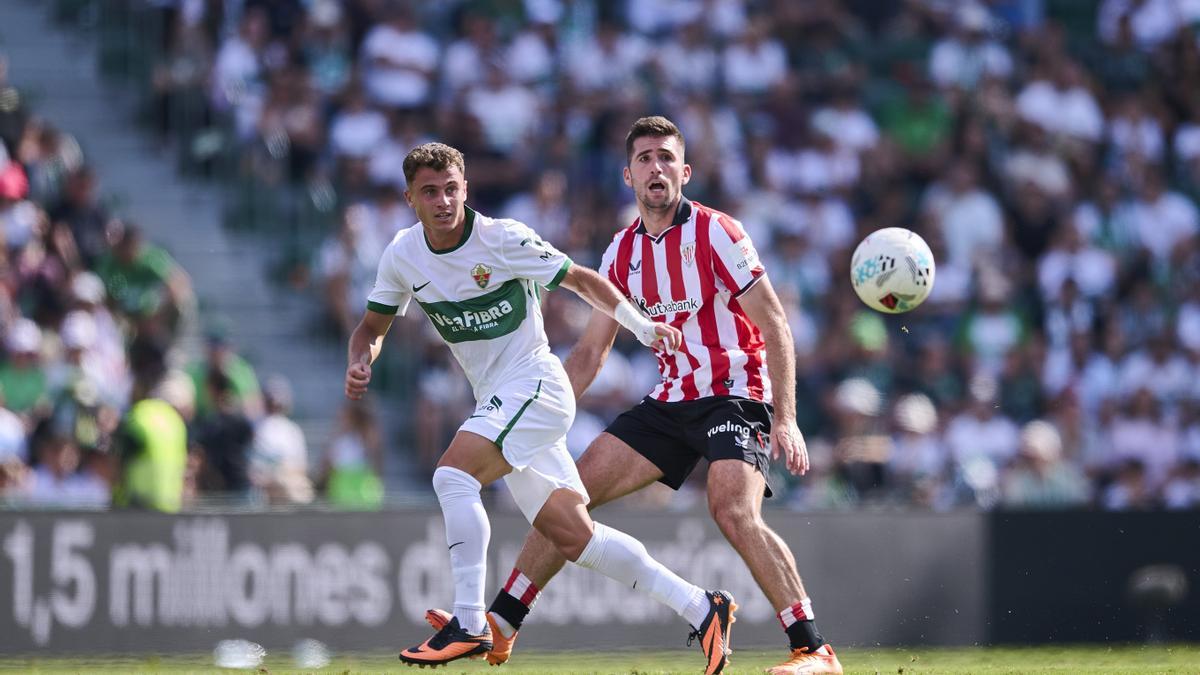 Jesús Areso intenta impedir el avance de un futbolista del Elche