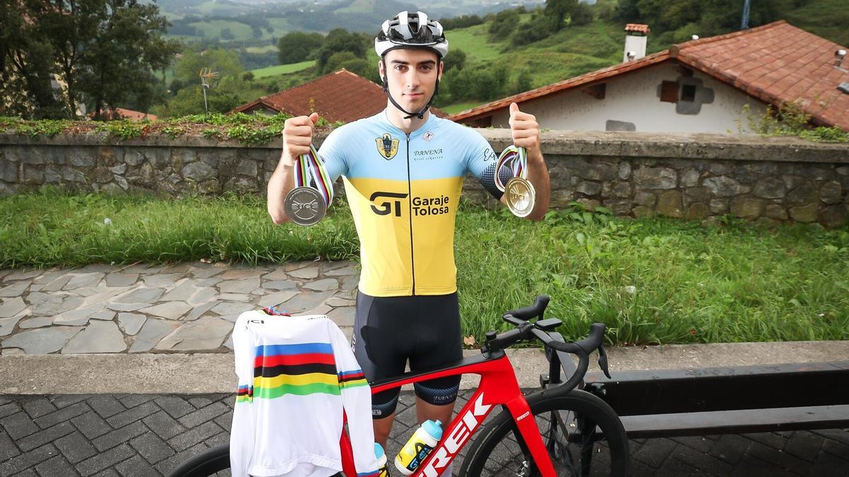 Urkaregi posa en Larraul con el maillot arcoíris y las dos medallas logrados en el Mundial de Apeldoorn.