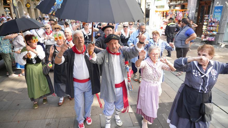 En imágenes: Blusas y neskas veteranos celebran su día grande en La Blanca