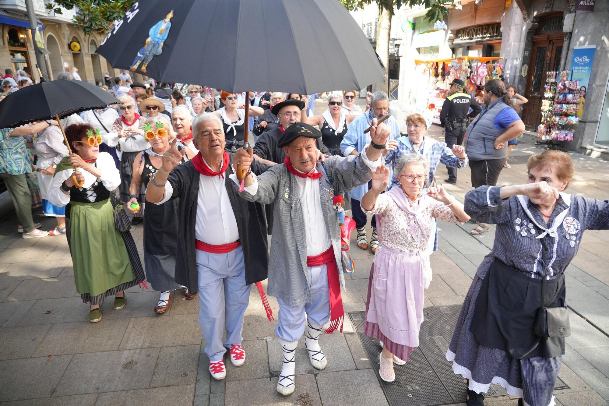 En imágenes: Blusas y neskas veteranos celebran su día grande en La Blanca